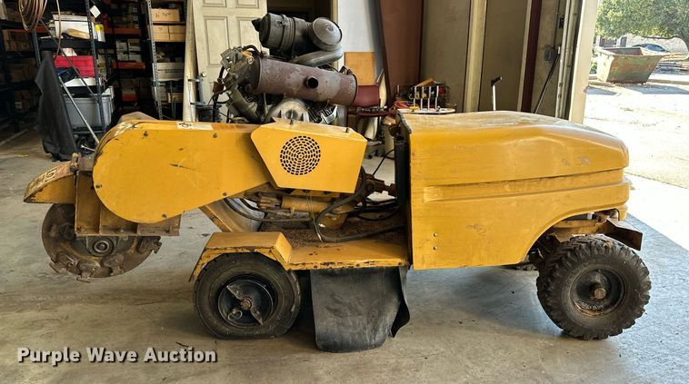 image for item NQ9322 2005 Rayco RG1631  stump grinder