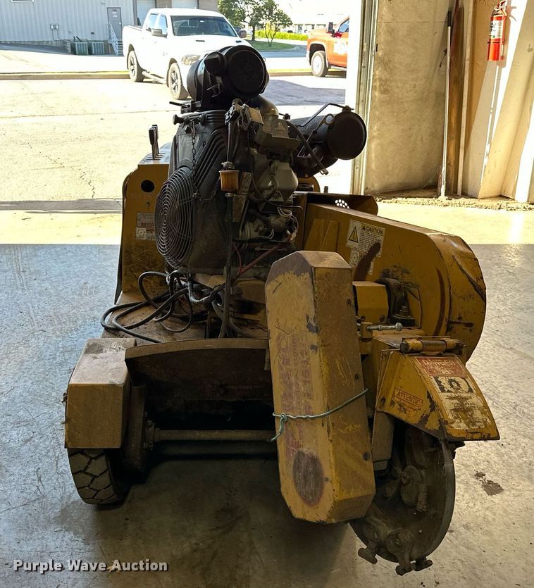 image for item NQ9322 2005 Rayco RG1631  stump grinder