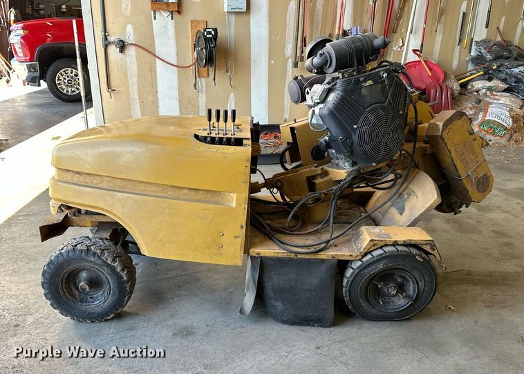 image for item NQ9322 2005 Rayco RG1631  stump grinder