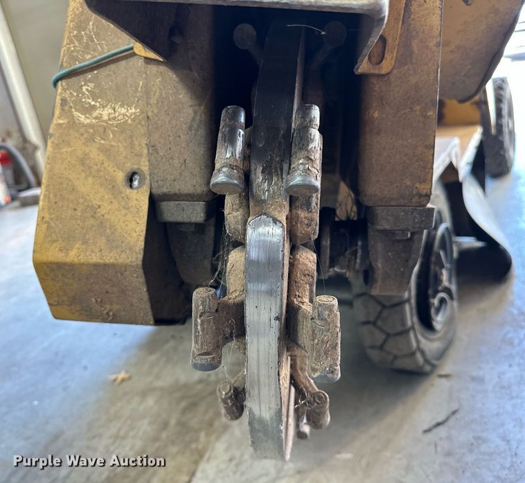 image for item NQ9322 2005 Rayco RG1631  stump grinder