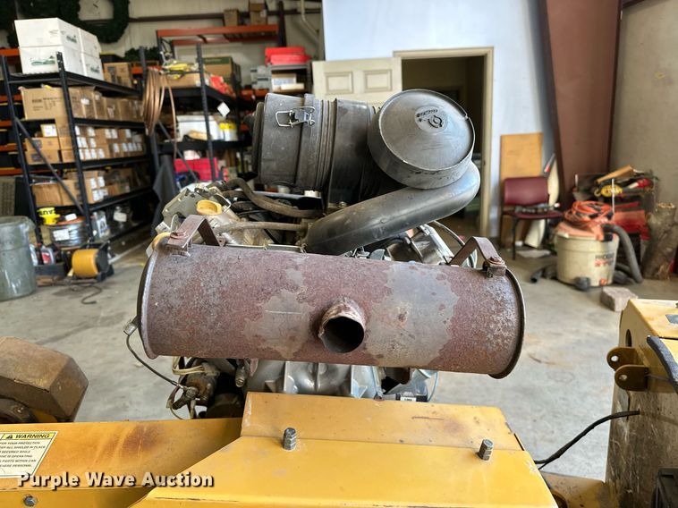 image for item NQ9322 2005 Rayco RG1631  stump grinder