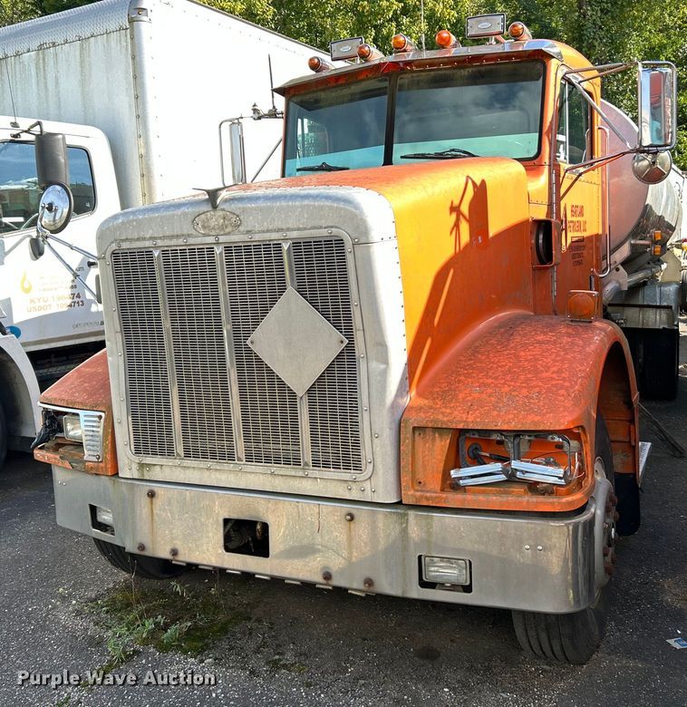 image for item NQ9830 1995 Peterbilt 375  tank truck