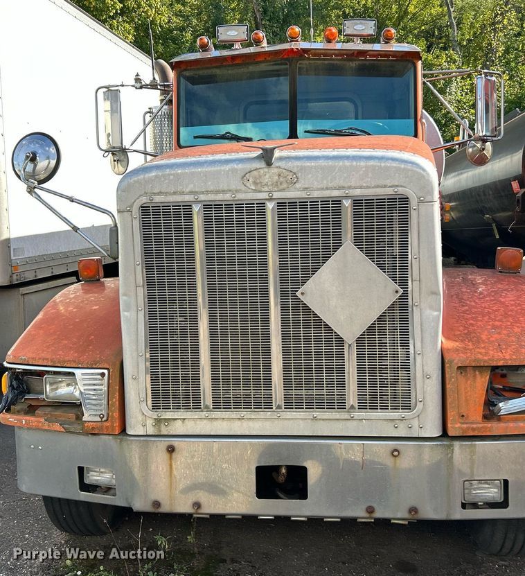 image for item NQ9830 1995 Peterbilt 375  tank truck