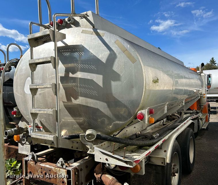 image for item NQ9830 1995 Peterbilt 375  tank truck