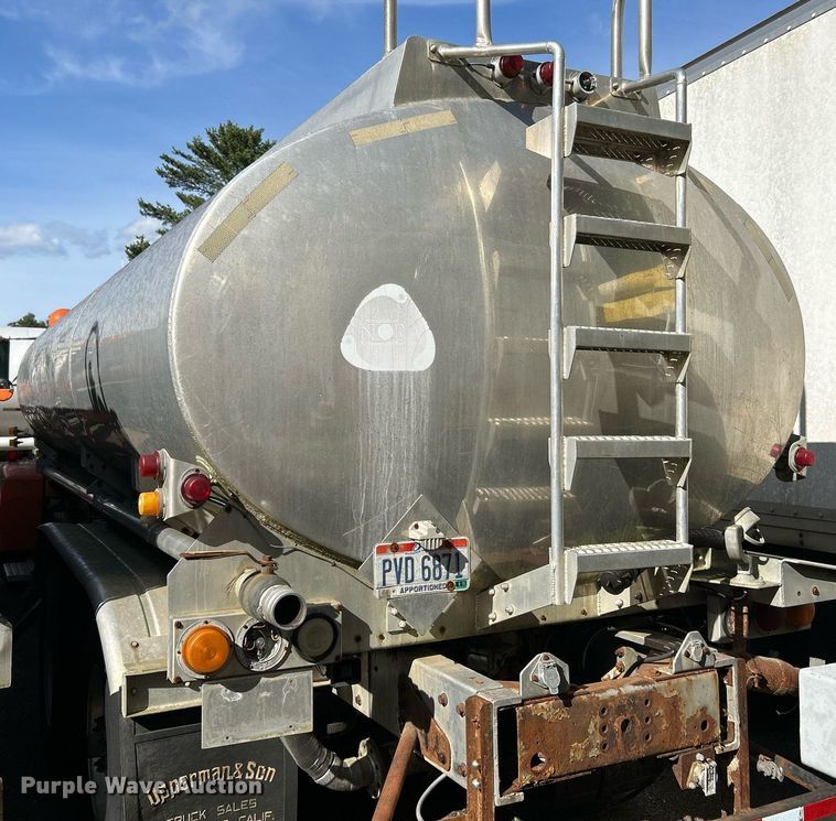 image for item NQ9830 1995 Peterbilt 375  tank truck