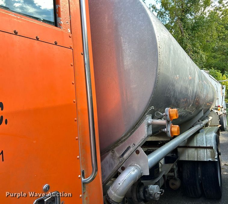 image for item NQ9830 1995 Peterbilt 375  tank truck