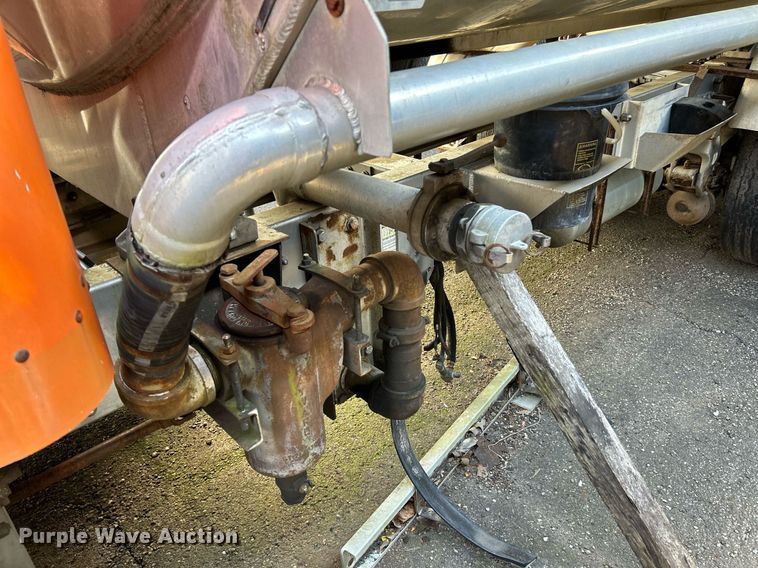 image for item NQ9830 1995 Peterbilt 375  tank truck