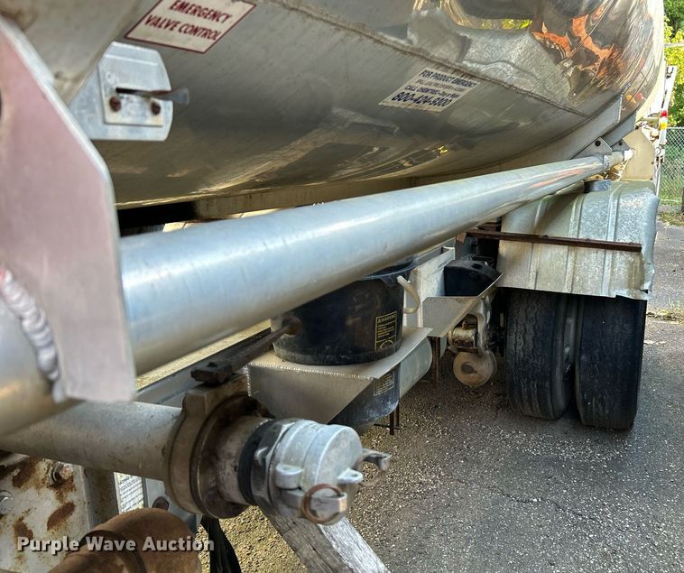 image for item NQ9830 1995 Peterbilt 375  tank truck