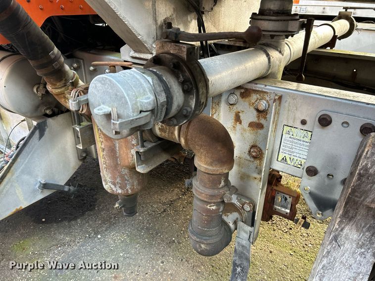 image for item NQ9830 1995 Peterbilt 375  tank truck