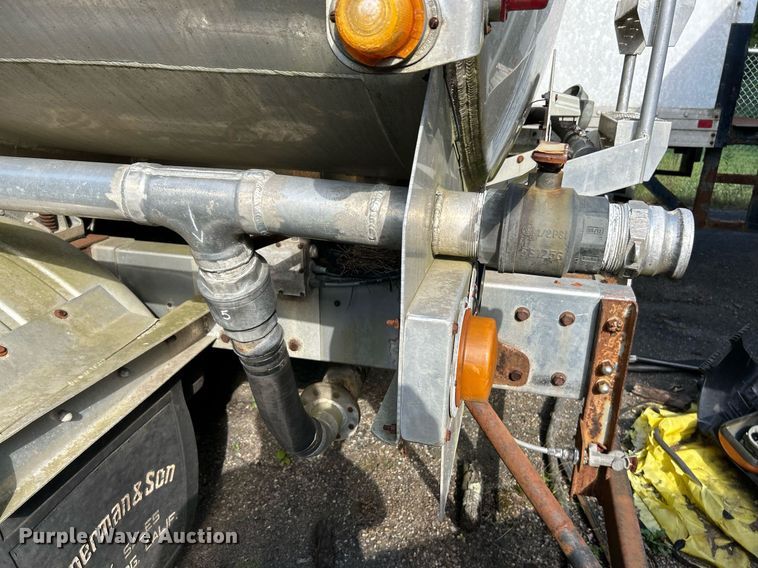 image for item NQ9830 1995 Peterbilt 375  tank truck