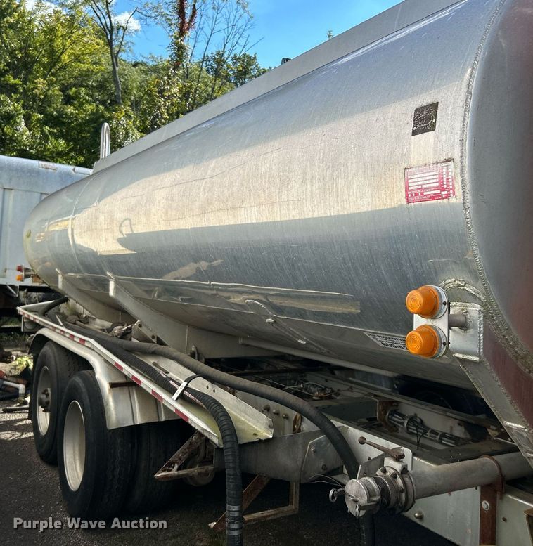 image for item NQ9830 1995 Peterbilt 375  tank truck