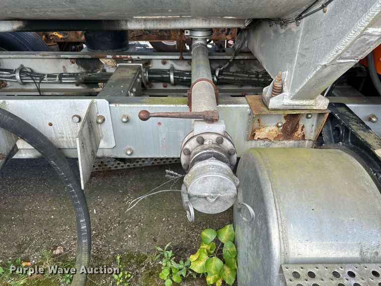 image for item NQ9830 1995 Peterbilt 375  tank truck