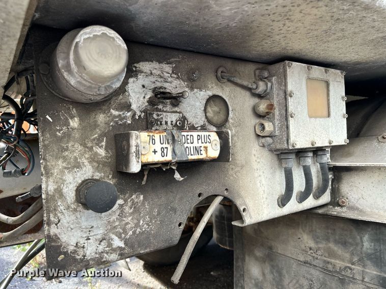 image for item NQ9830 1995 Peterbilt 375  tank truck