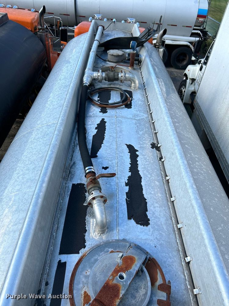 image for item NQ9830 1995 Peterbilt 375  tank truck