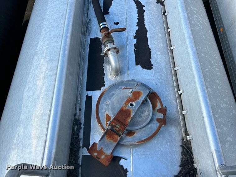 image for item NQ9830 1995 Peterbilt 375  tank truck