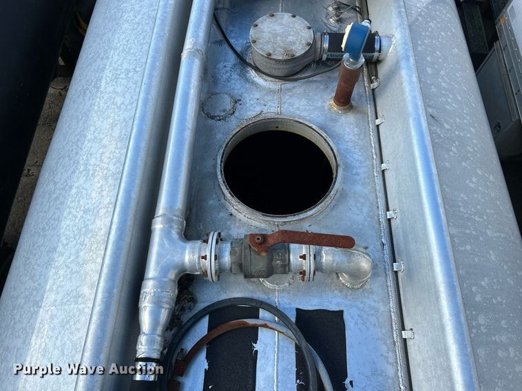 image for item NQ9830 1995 Peterbilt 375  tank truck