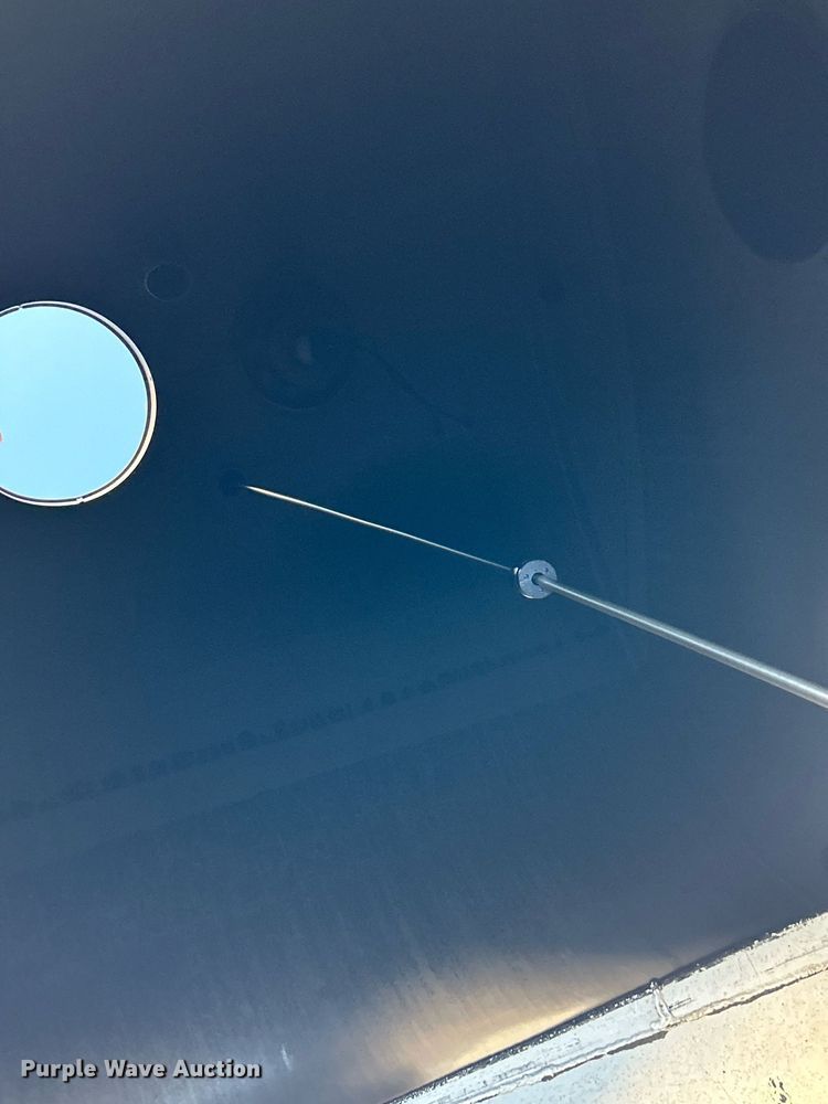 image for item NQ9830 1995 Peterbilt 375  tank truck