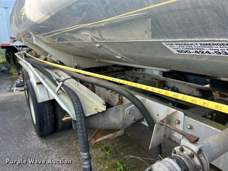 image for item NQ9830 1995 Peterbilt 375  tank truck