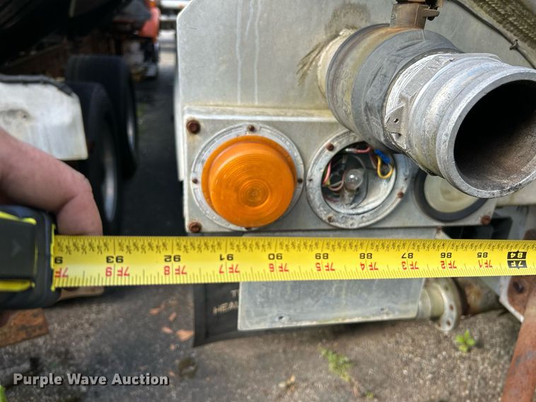 image for item NQ9830 1995 Peterbilt 375  tank truck