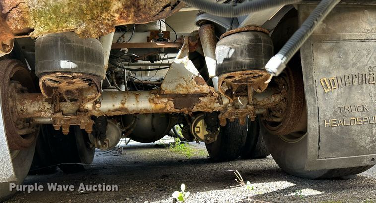 image for item NQ9830 1995 Peterbilt 375  tank truck