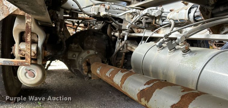 image for item NQ9830 1995 Peterbilt 375  tank truck