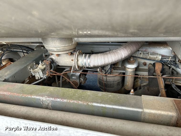 image for item NQ9830 1995 Peterbilt 375  tank truck