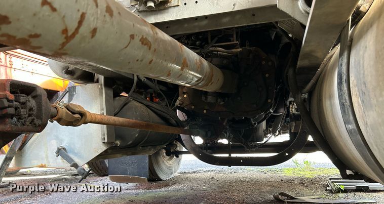 image for item NQ9830 1995 Peterbilt 375  tank truck