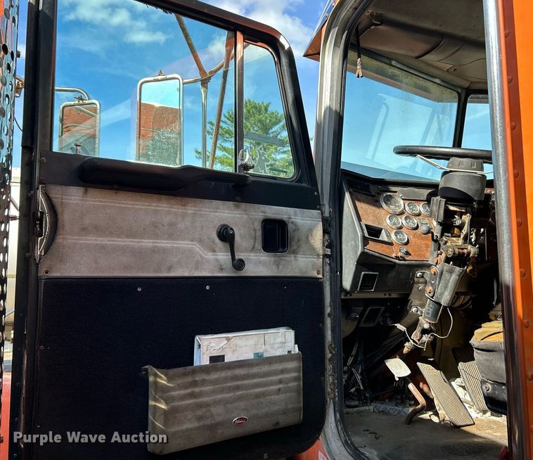 image for item NQ9830 1995 Peterbilt 375  tank truck