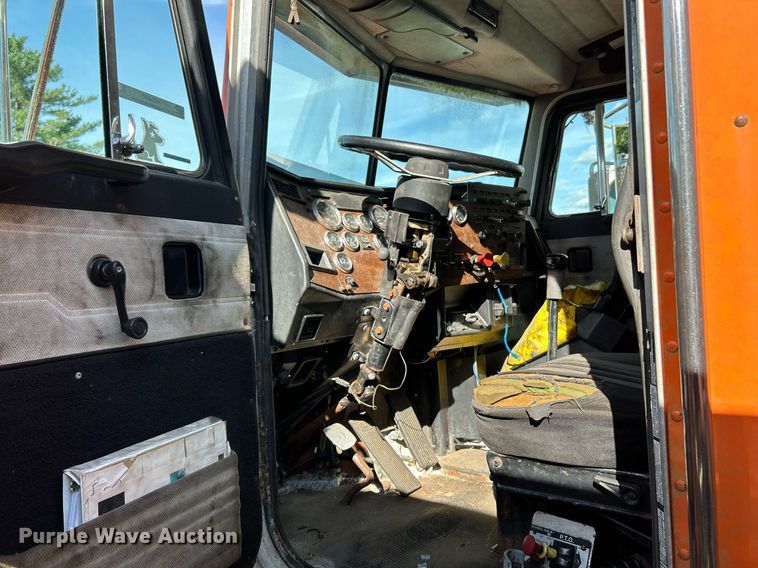 image for item NQ9830 1995 Peterbilt 375  tank truck