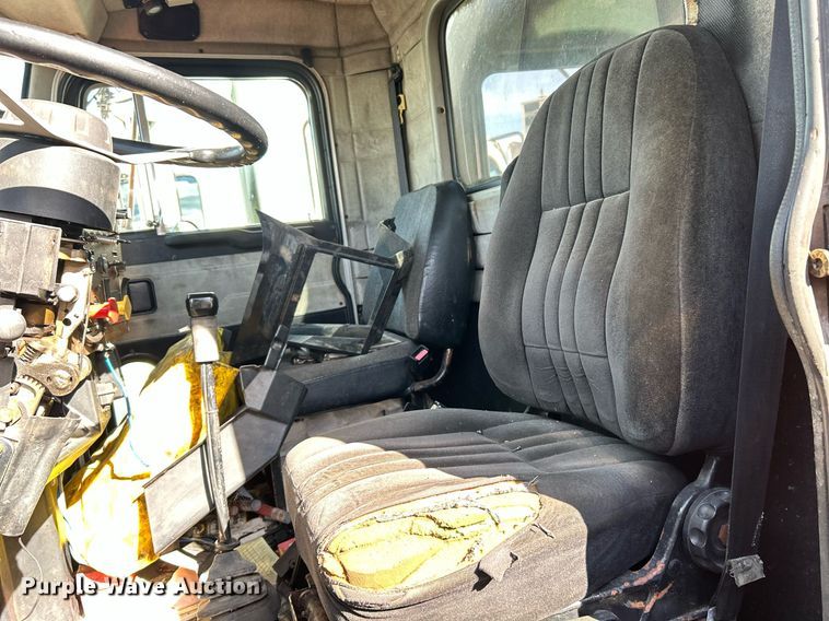 image for item NQ9830 1995 Peterbilt 375  tank truck