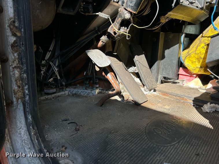 image for item NQ9830 1995 Peterbilt 375  tank truck