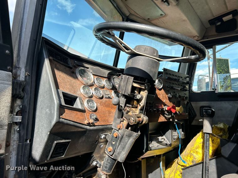 image for item NQ9830 1995 Peterbilt 375  tank truck