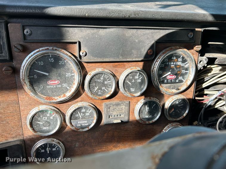 image for item NQ9830 1995 Peterbilt 375  tank truck