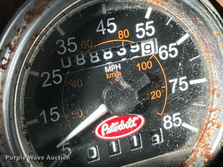 image for item NQ9830 1995 Peterbilt 375  tank truck