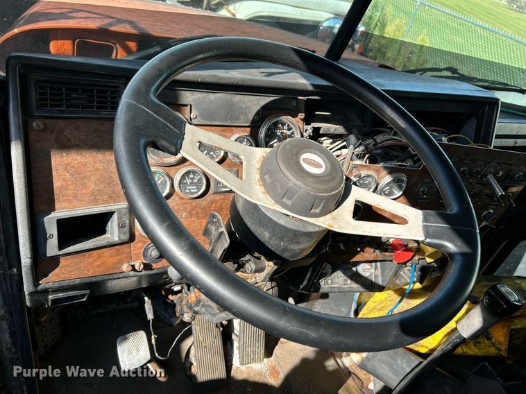 image for item NQ9830 1995 Peterbilt 375  tank truck