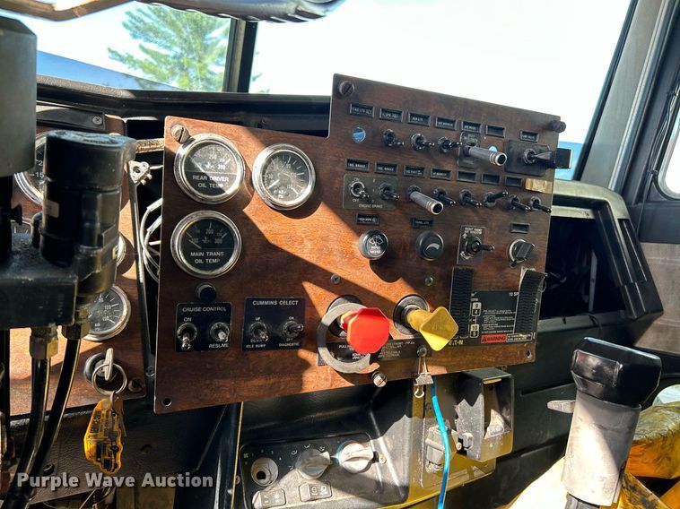 image for item NQ9830 1995 Peterbilt 375  tank truck