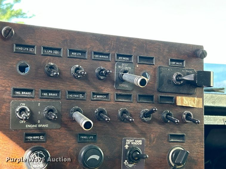 image for item NQ9830 1995 Peterbilt 375  tank truck