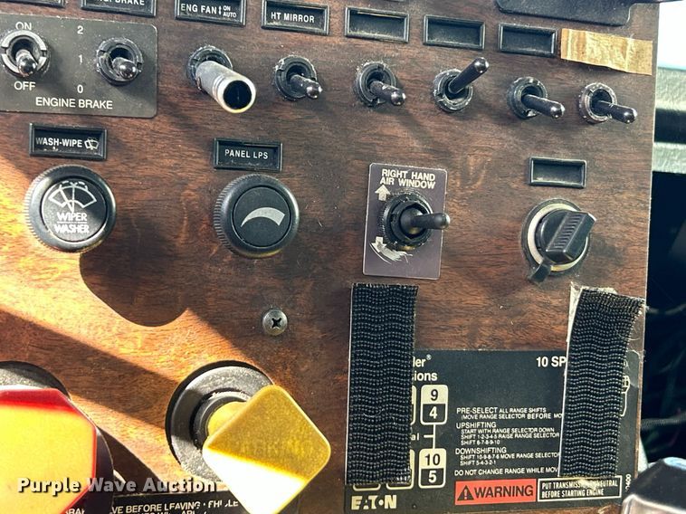 image for item NQ9830 1995 Peterbilt 375  tank truck