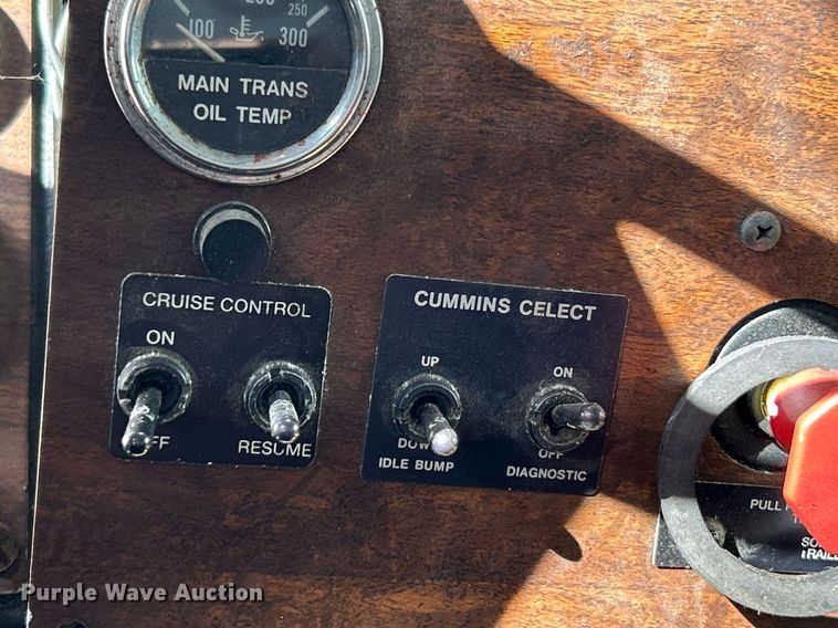 image for item NQ9830 1995 Peterbilt 375  tank truck