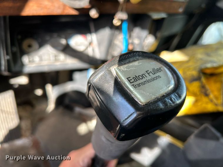 image for item NQ9830 1995 Peterbilt 375  tank truck