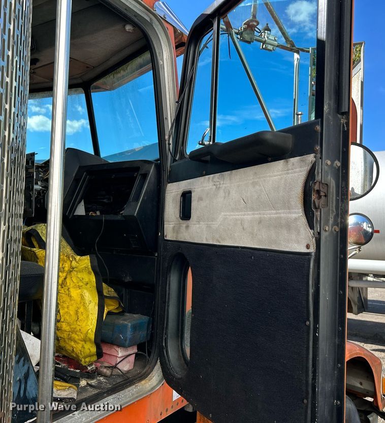 image for item NQ9830 1995 Peterbilt 375  tank truck