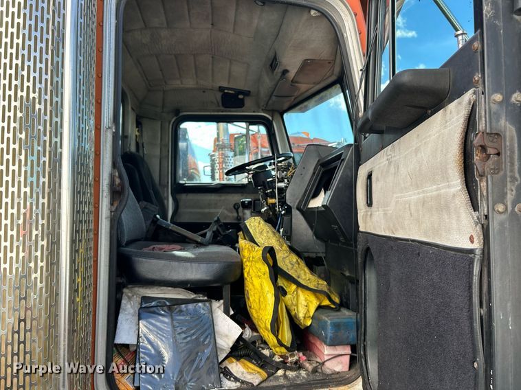 image for item NQ9830 1995 Peterbilt 375  tank truck