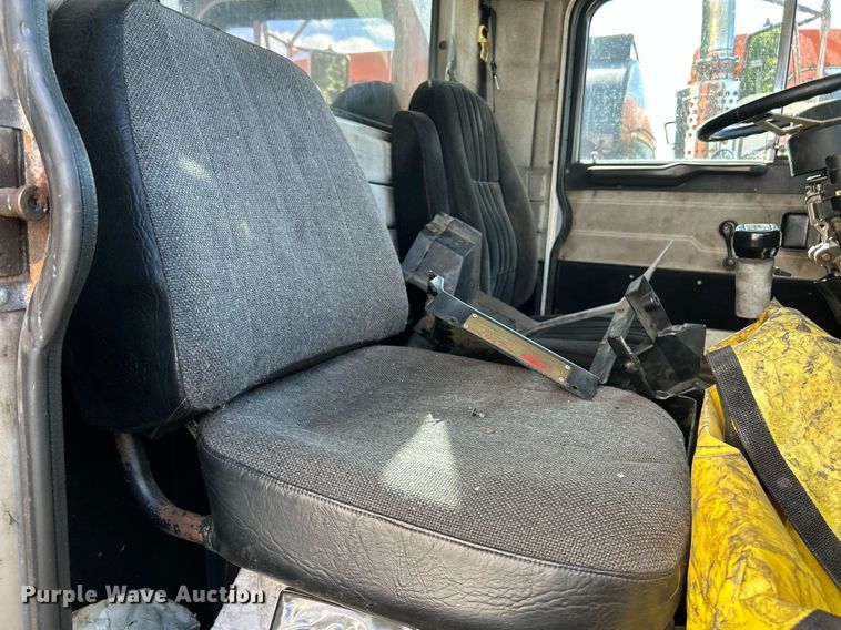 image for item NQ9830 1995 Peterbilt 375  tank truck