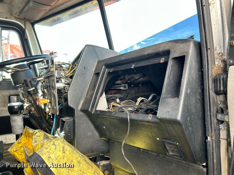 image for item NQ9830 1995 Peterbilt 375  tank truck