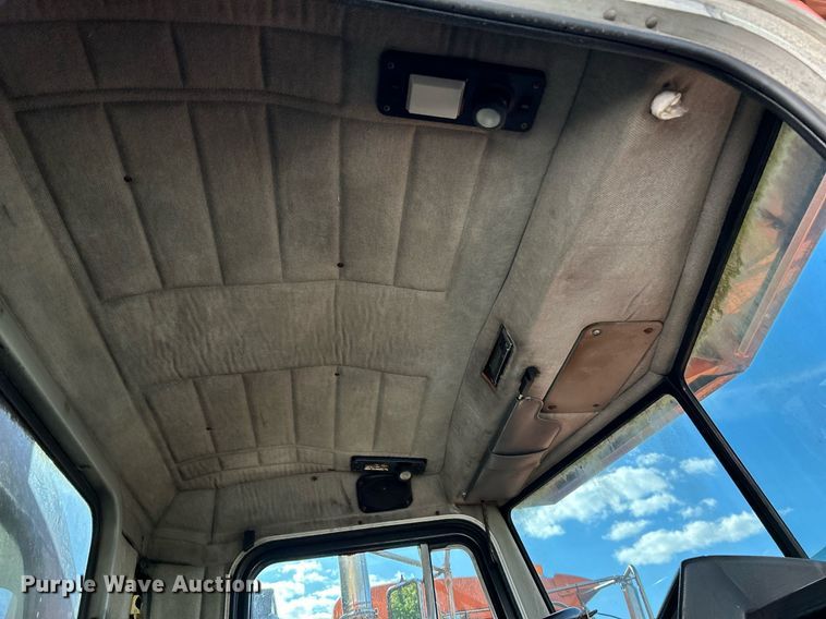 image for item NQ9830 1995 Peterbilt 375  tank truck