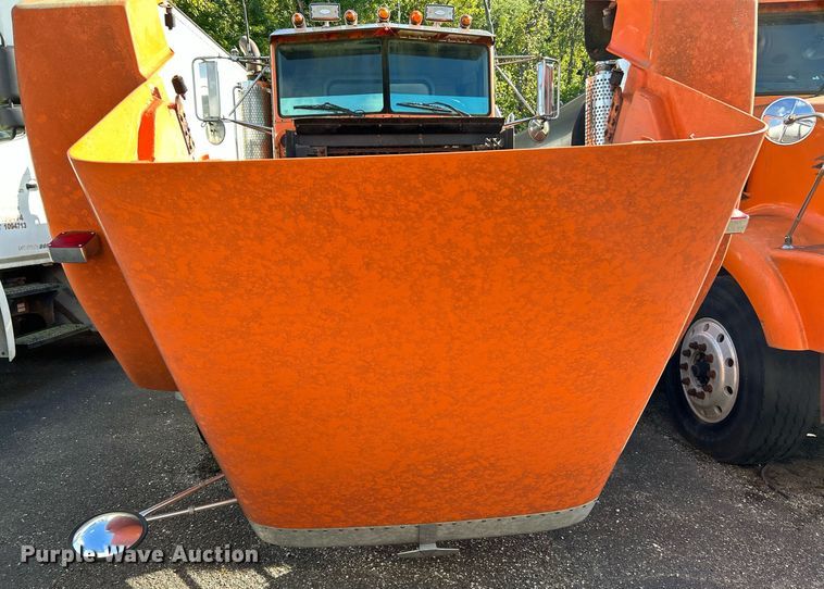 image for item NQ9830 1995 Peterbilt 375  tank truck