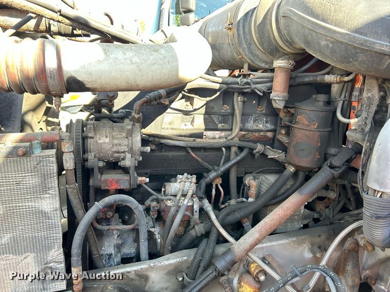 image for item NQ9830 1995 Peterbilt 375  tank truck