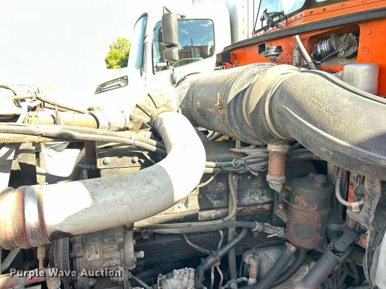 image for item NQ9830 1995 Peterbilt 375  tank truck