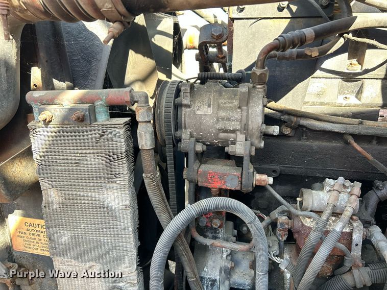 image for item NQ9830 1995 Peterbilt 375  tank truck