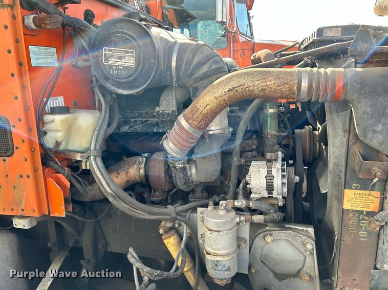 image for item NQ9830 1995 Peterbilt 375  tank truck